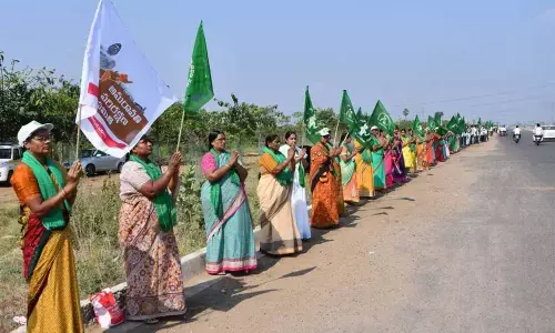 Amaravati: Farmers line up on road leading to High Court