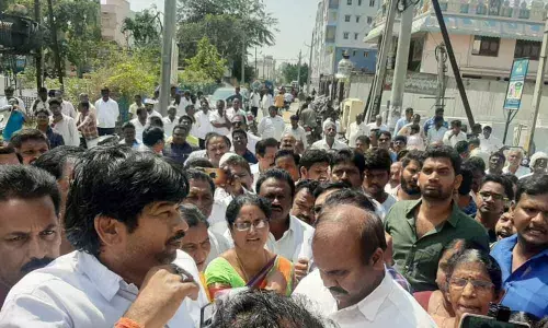 Guntur: TDP leaders stage dharna for registering false cases