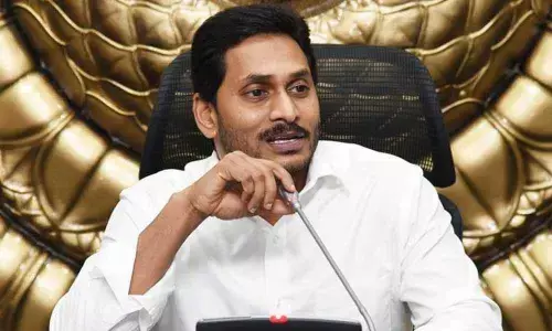 Tollywood delegation invites CM to inaugurate Hudhud houses