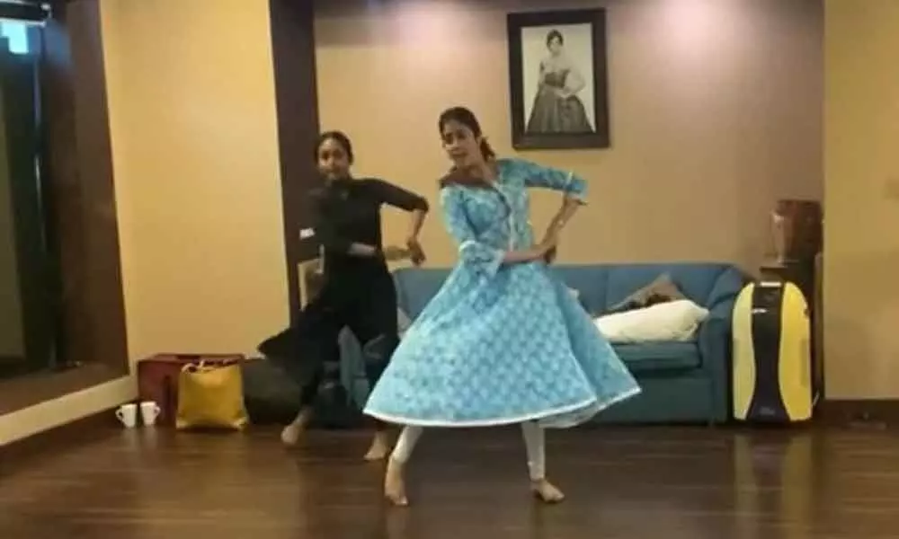 Janhvi Kapoor Kills It With Her Amazing Dance Performance