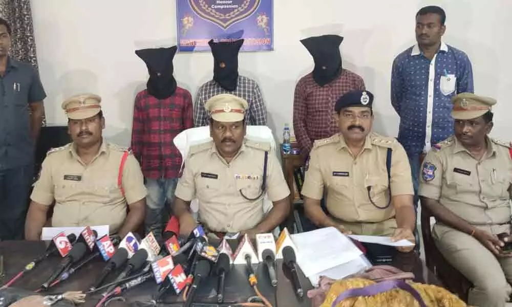 Mancherial: Four held for pick pocketing, booty worth Rs 2.50 lakh seized