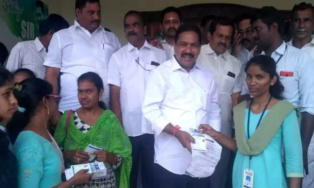 Kakinada: Minister Viswaroop distributes Vasathi Deevena cards