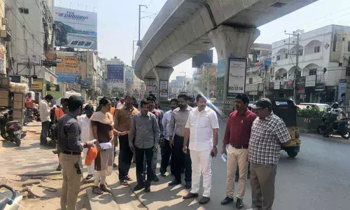 Hyderabad: Corporator Jagdishwar Goud attention drawn to stinking issue in Madhapur