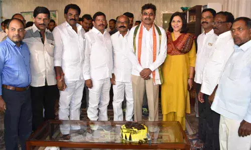 Hyderabad: Konda Vishweshwar Reddy supporters gift 4 Swachh trucks on his birthday