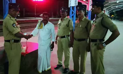 Kurnool: Railway police use fingerprint scanner to track rowdy sheeters