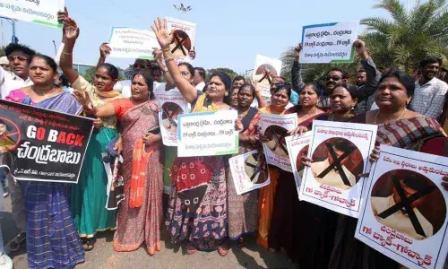 Tension grips Vizag airport as YSRCP cadres block Naidu