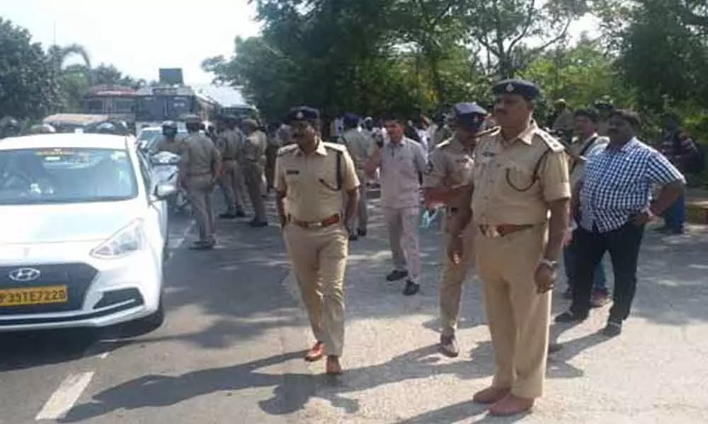 Tension grips at Visakhapatnam airport as TDP and YSRCP cadre raise slogans against each other over Chandrababus tour