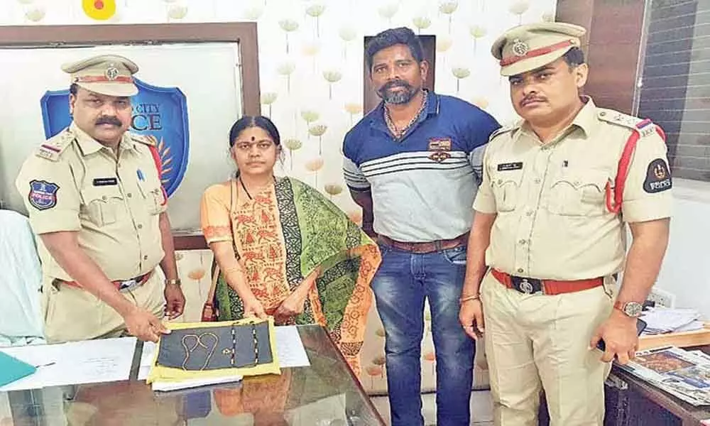 Hyderabad: Police return gold worth Rs 2.5 lakh  to passenger