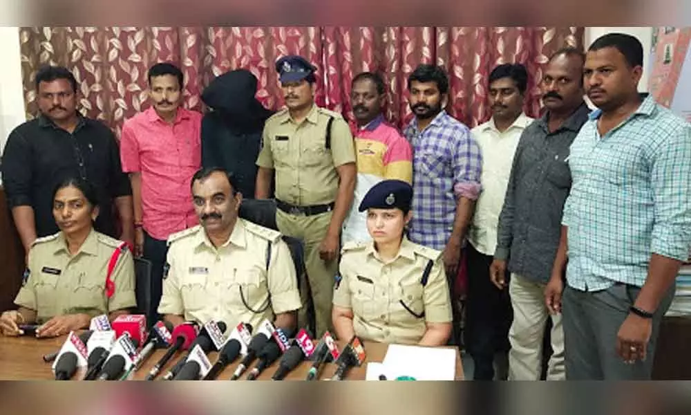 Nellore: Youth extorts industrialist for money, held