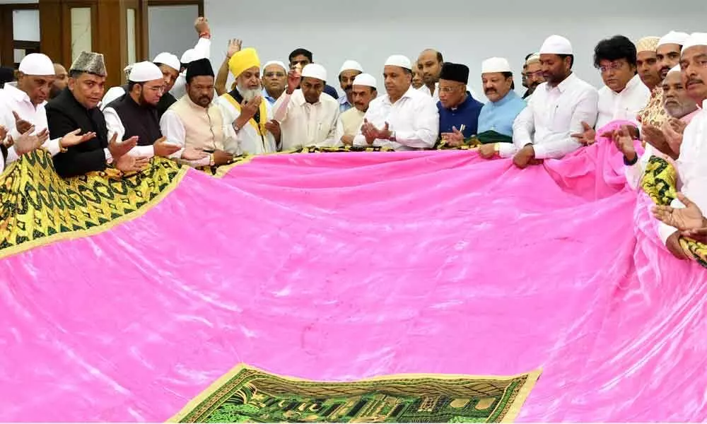Hyderabad: KCR presents Ghilaf for Ajmer Dargah celebrations