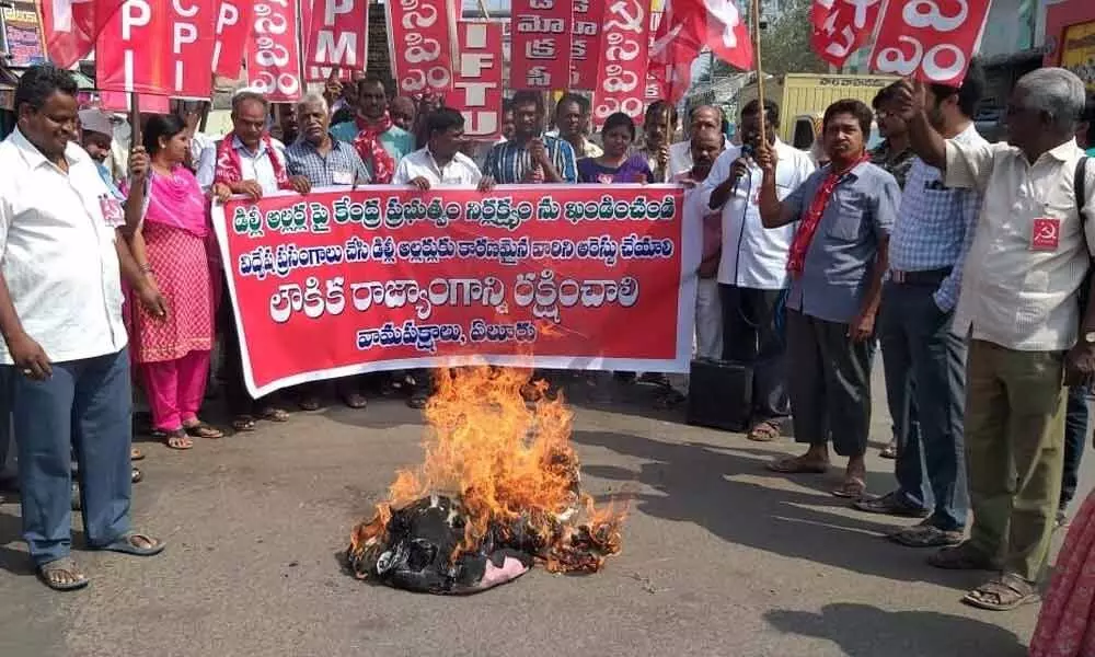 Eluru: Left parties burn BJP govt effigy