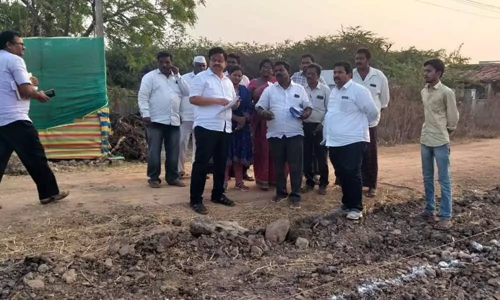 Eluru: Joint Collector K Venkataramana Reddy inspects house site layout works