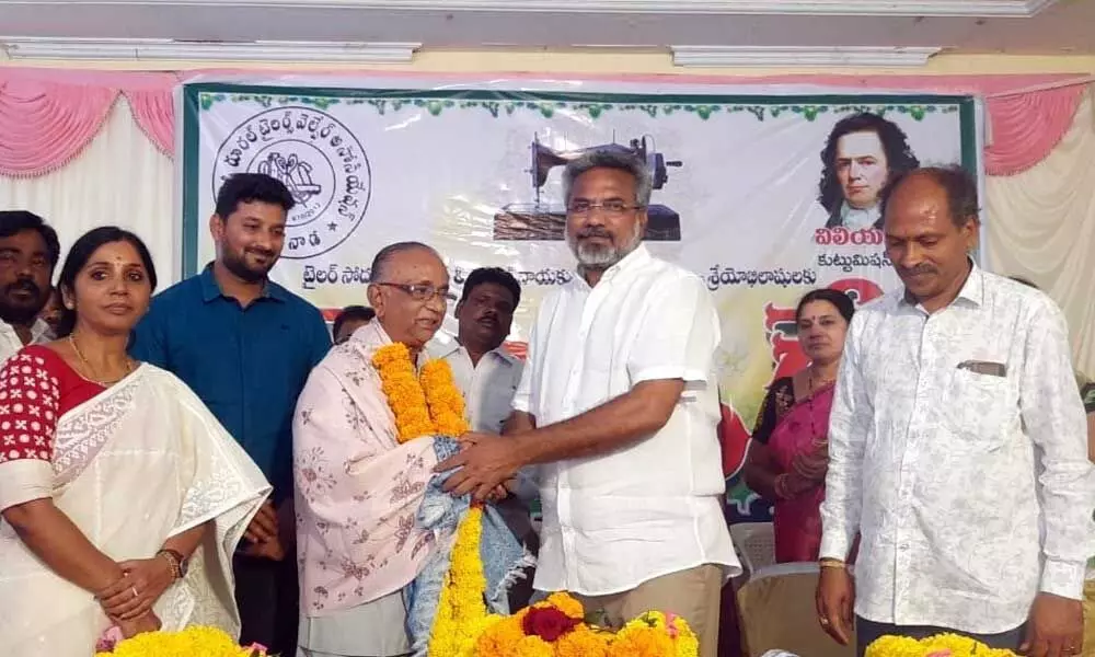 Kakinada: KRTA felicitates senior tailors, sewing machines distributed