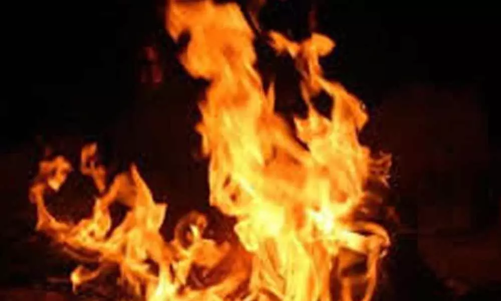 Girl set ablaze by spurned lover in Suryapet, critical