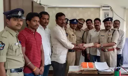 Rajamahendravaram: Constables extend help to deceased cops kin