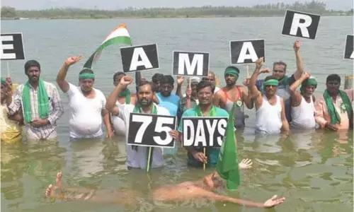 Amaravati: Capital farmers stage Jaladeeksha