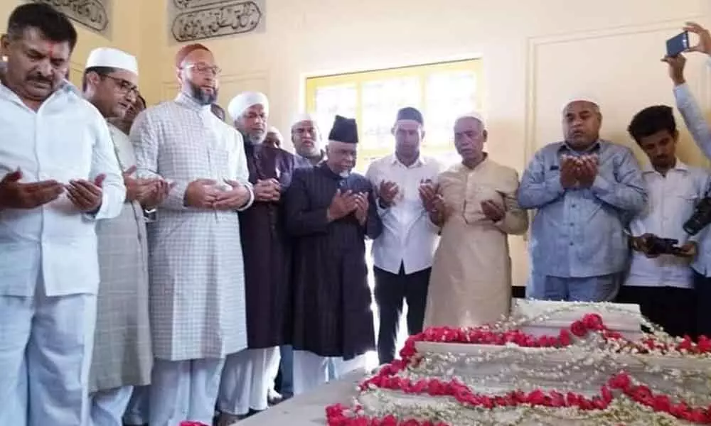 Hyderabad: MIM leaders pay rich tributes to party founder Mohammed Mahmood Nawaz Khan