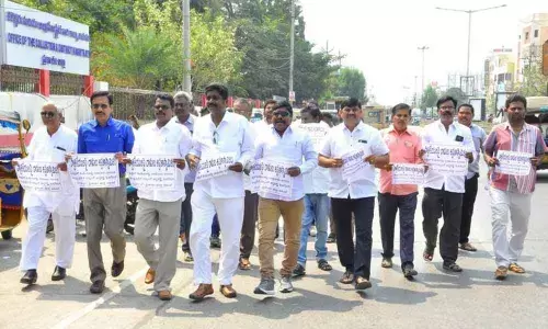 Ongole: Scribes condemn attacks on reporters in Delhi