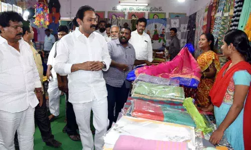 Eluru:Discount on handloom, handicraft products