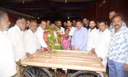 Hyderabad: MLA Muta Gopal urges TRS cadre to help poor in Musheerabad