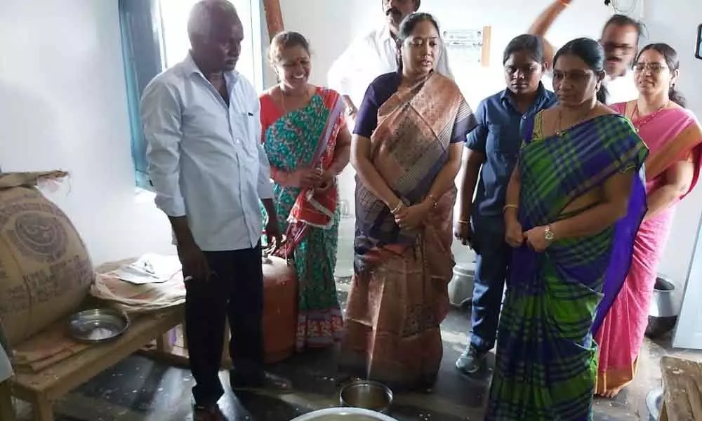 Guntur: Home Minister Mekathoti Sucharita inspects quality of midday meal