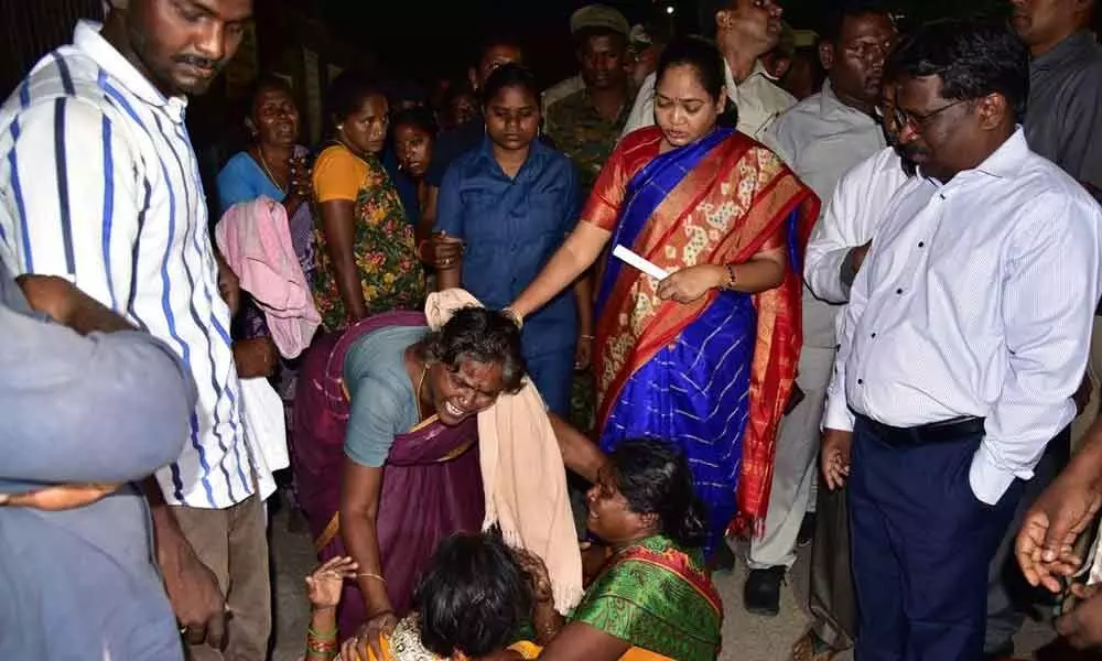Guntur:Home Minister Mekathoti Sucharita, MLA Pinnelli Ramakrishna Reddy console accident victims