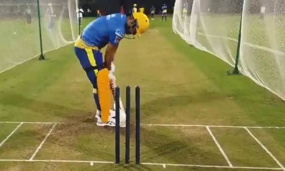 Dhoni gets rousing reception in CSKs first training session