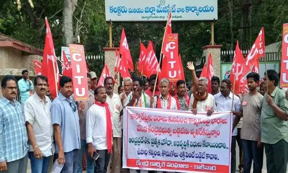 Kakinada: Left parties stage dharna against Union Budget