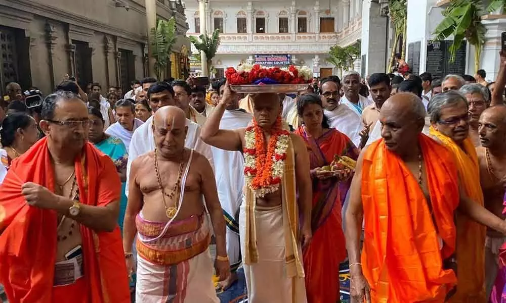 Tirumala: AV Dharma Reddy presented Sesha Vastram to Mantralayam mutt