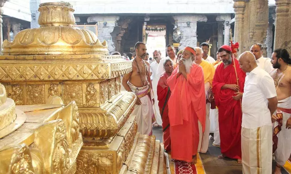 Tirumala: Datta Peetham pontiff offers prayers at Srivari temple