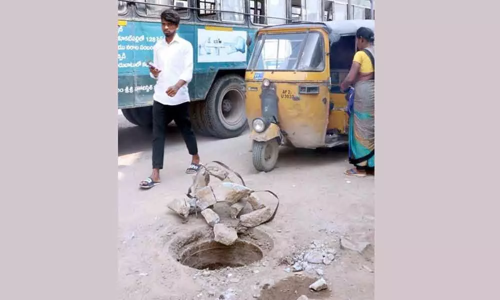 Hyderabad: Open manhole poses threat to travellers in Jagadgirigutta