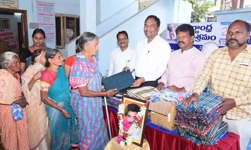 Rajamahendravaram: Ex-Godavari Urban Development Authority chief Ganni Krishna pays rich tributes to GMC Balayogi