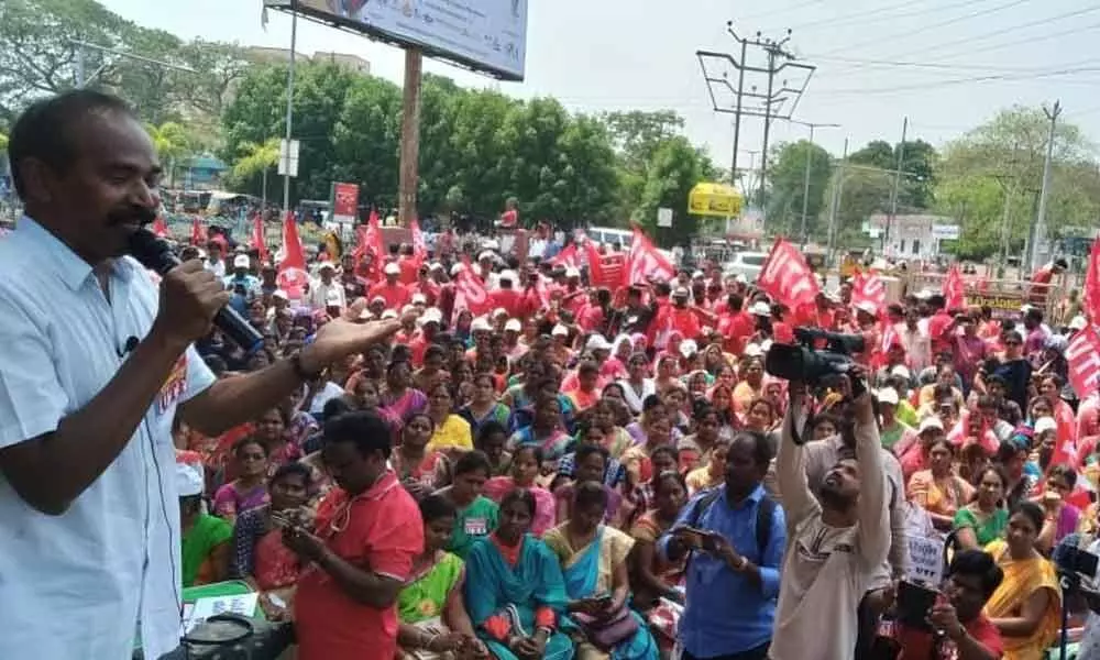Kakinada: United Teachers Federation takes out rally against Contributory Pension Scheme