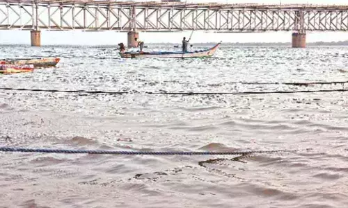 Rajamahendravaram: Farmers concerned as the water level falls in River Godavari