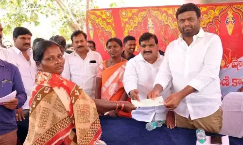 Hyderabad: Beneficiaries get Shaadi cheques in Basheerabad