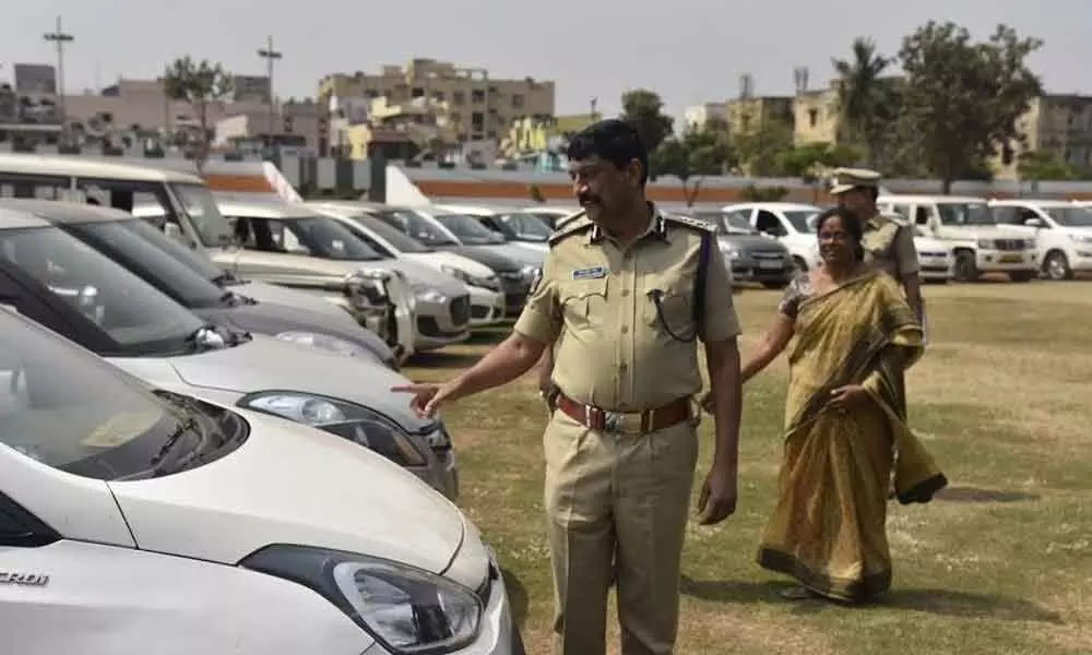 Visakhapatnam: Six  members of two gangs held 50 cars worth 7 crore recovered