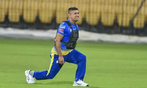 IPL 2020: Dhoni sounds warning bells, smashes five sixes