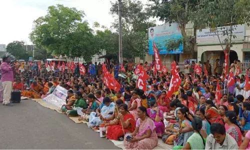 Kakinada: CITU holds Jail Bharo programme for women