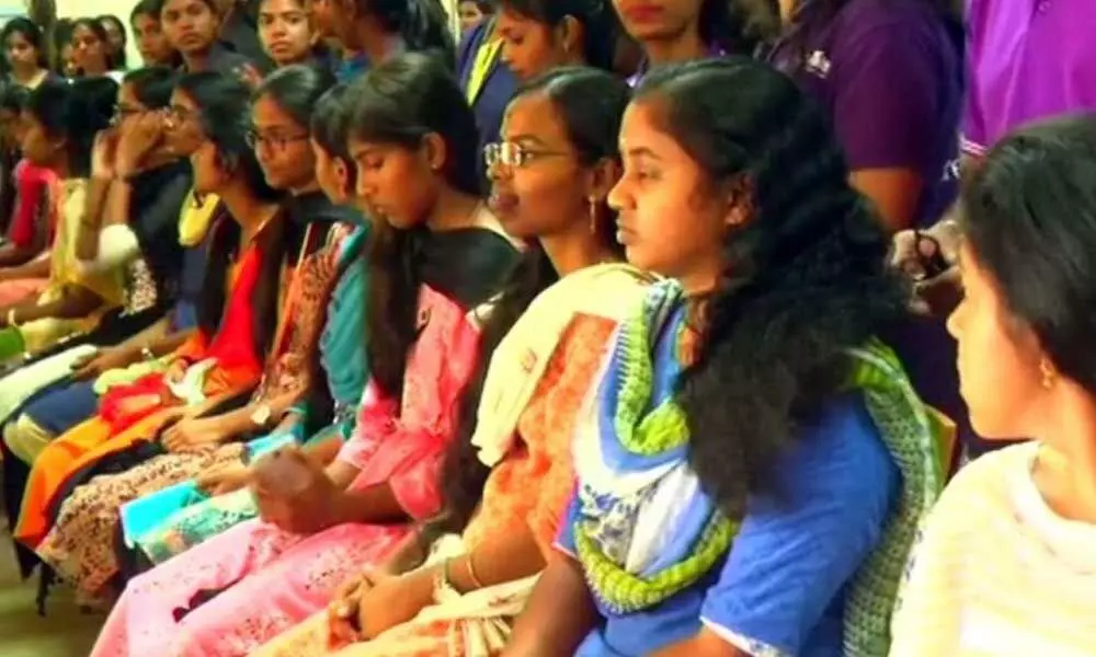 Coimbatore college girls have donated hair to make wigs for cancer patients. Have you yet heard it?