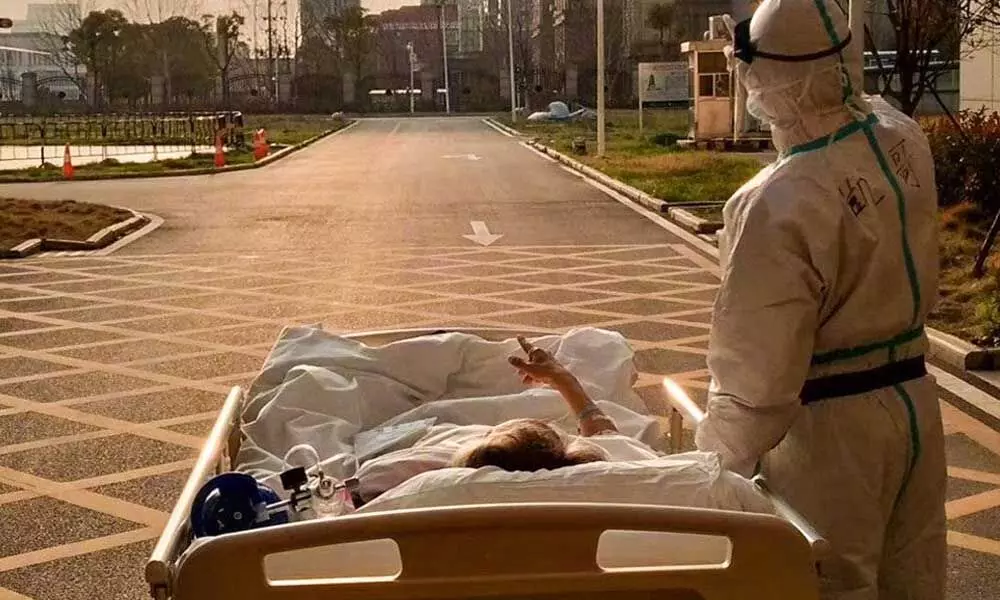 In Wuhan Hospital, A coronavirus patient with 87-year-old age watches sunset with doctor. Netizens says heartwarming