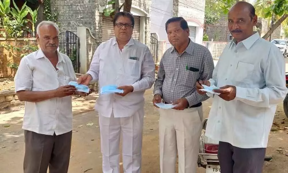 Hyderabad: Corporator Janakirama Raju on Friday distributed free coronavirus masks in Hydernagar