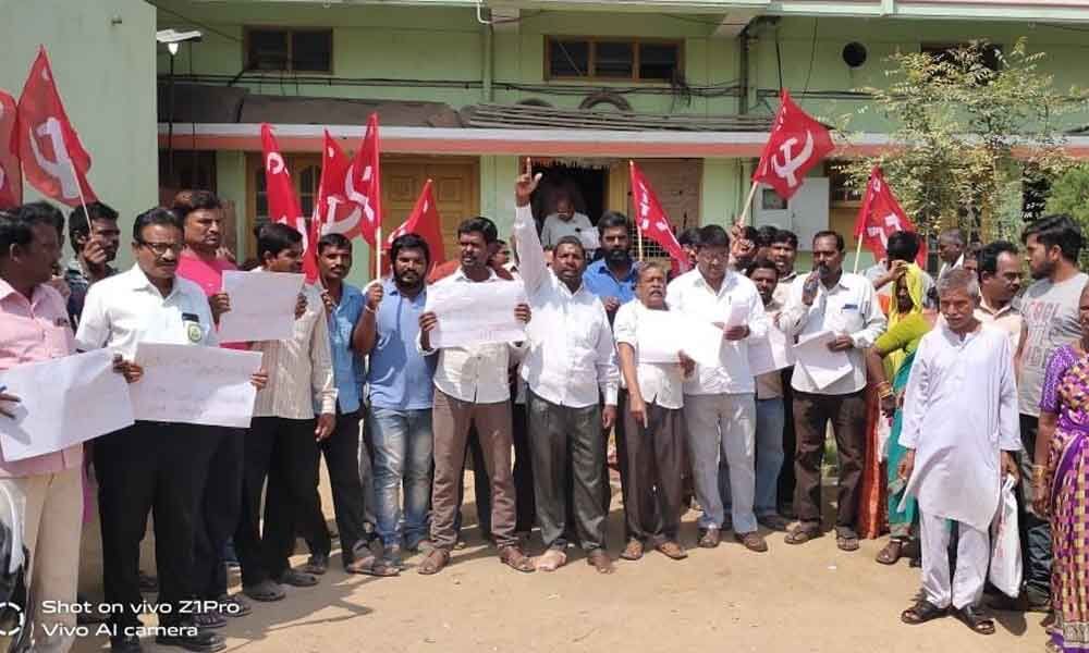 Hyderabad: CITU vice-president Mallikarjun on Friday demanded the ...