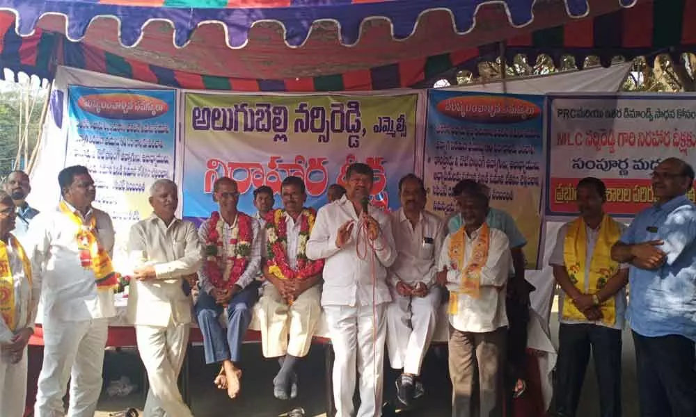 Hyderabad: MLC Alugubelli Narsi Reddy fasts in support of teachers for new PRC