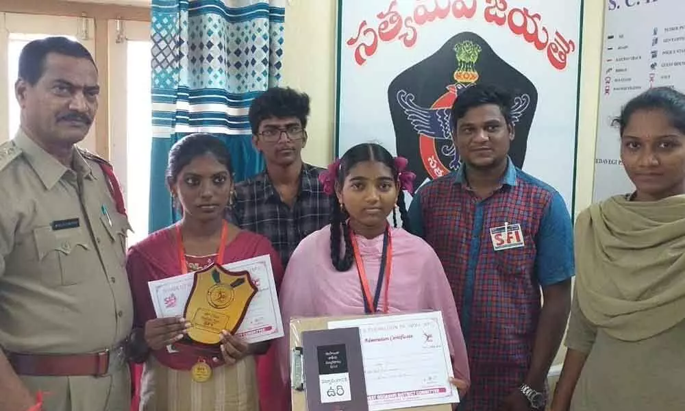 Eluru: Prizes were given to the first two rankers of talent test for Class X students organised by SFI