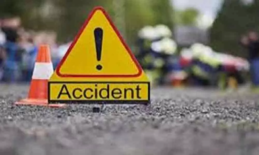 Three dead and one injured after a car turtles in Anantapur