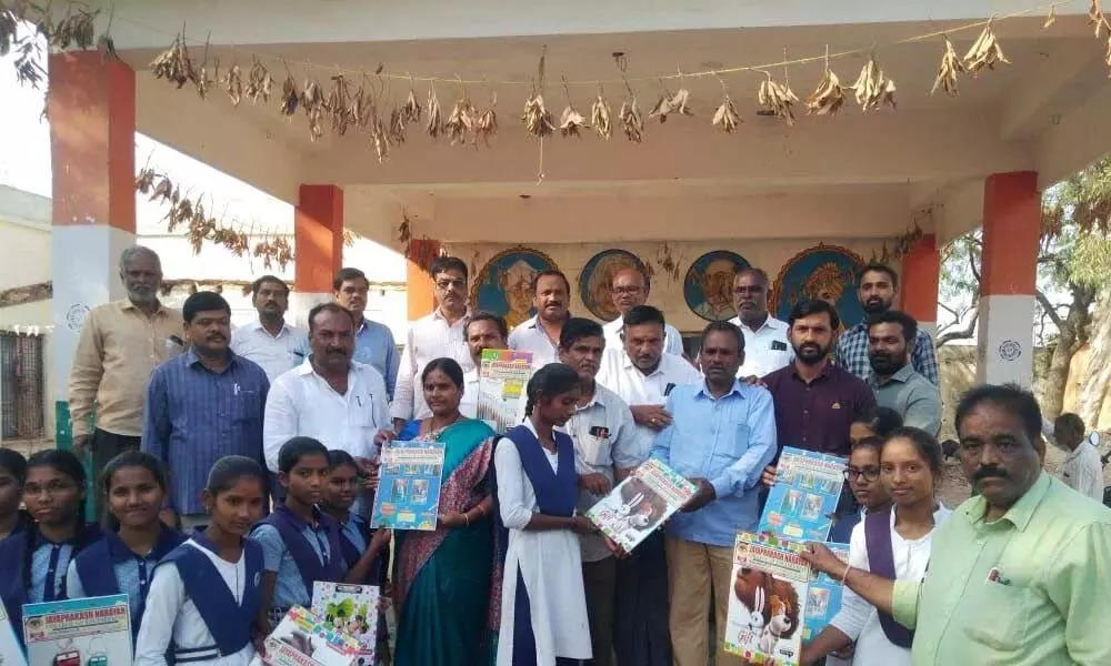 SSC students given free exam pads in Narayanpet