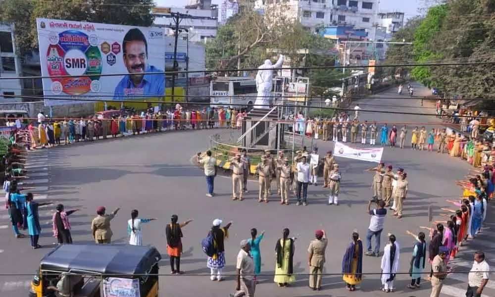 Eluru: Home guards organised a march on the occasion of International Womens Day