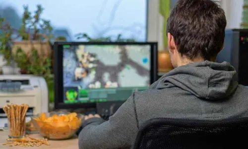 Playing games while eating may cut food intake: Study