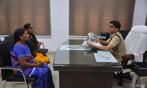 Financier cheats depositors of  6 crore in Eluru