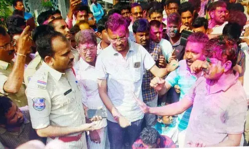 Former MLA Vemula Veeresham stages protest as cops thwart Holi procession in Nakrekal